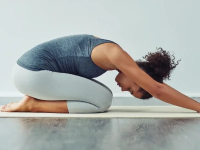 Jeune femme effectuant une posture de yoga pour prévenir les maux de dos