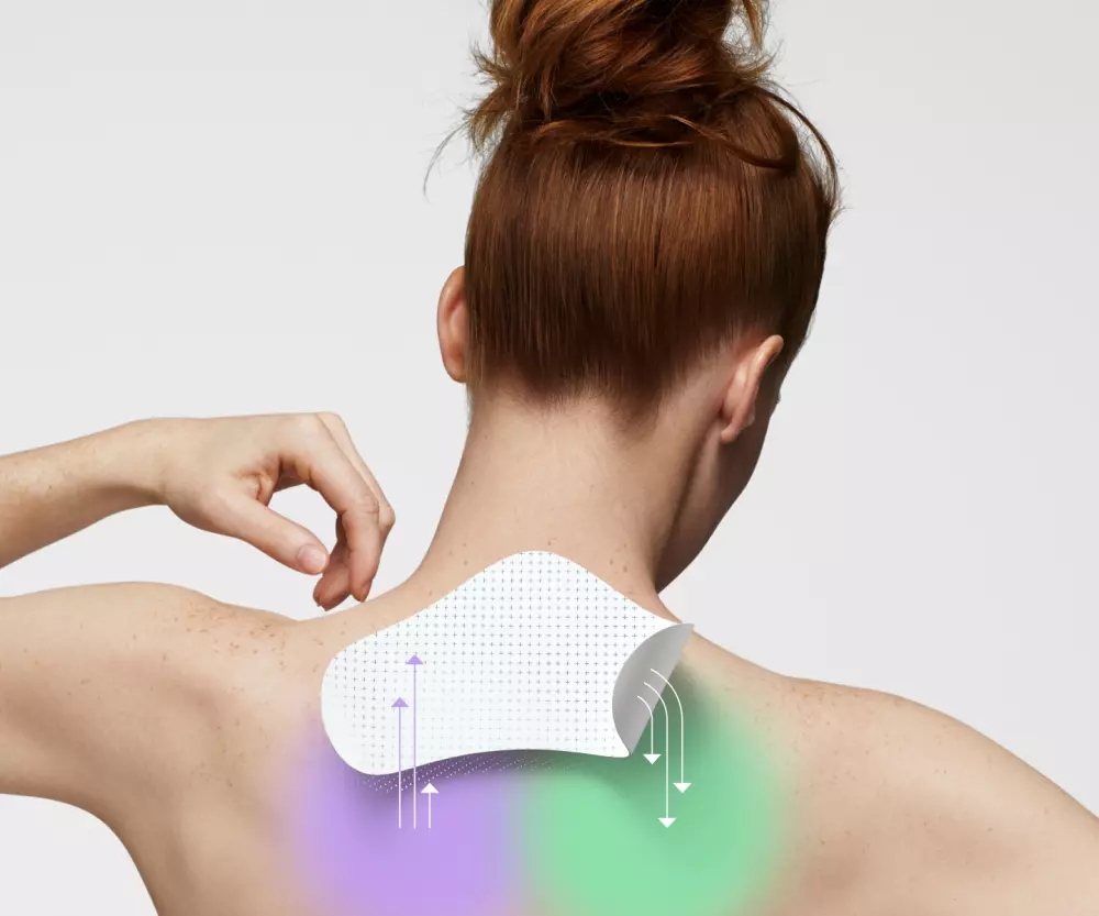 Le patch Initiv® sur la nuque d'une femme